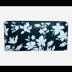 Michael Kors Bags - 🌸 Michael Kors Large Snap Wallet &Card Case 🌸 Michael Kors Bags - 🌸 Michael Kors Large Snap Wallet &Card Case 🌸